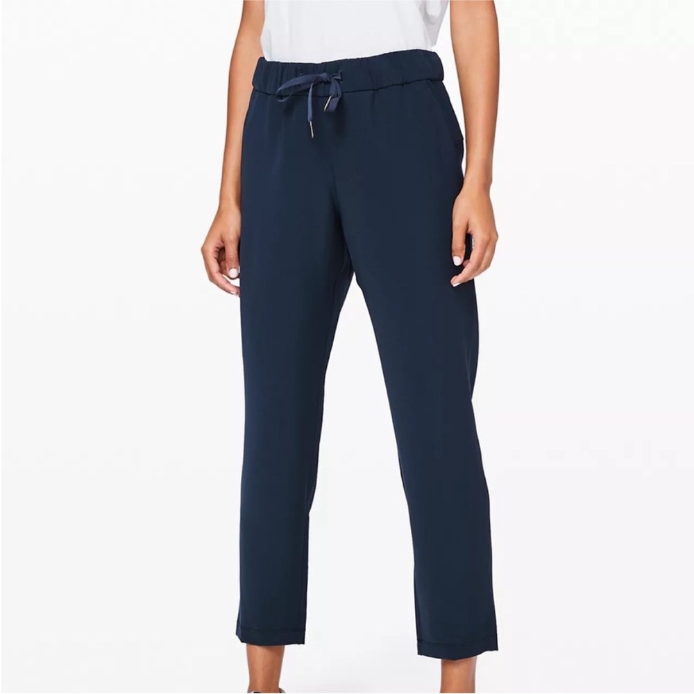 Lululemon on the fly crop Navy jogger Pants 4